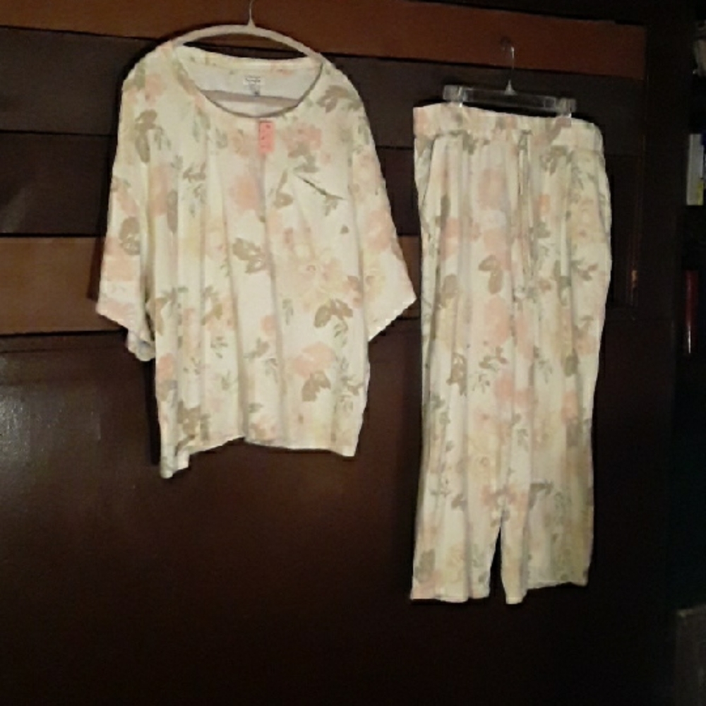 NWOT 1X Love,Fire Women's Beautiful Floral Nightshirt With Matching Capris